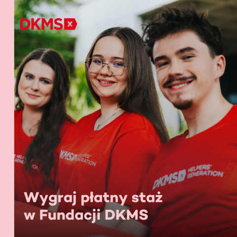 Zdjęcie młodych ludzi w czerwonych koszulkach