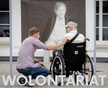 Zdjęcie wolontariusza z osobą na wózku inwalidzkim